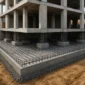 Binanın yükünü geniş bir yüzeye dağıtan betonarme radye temel uygulamasının inşaat aşaması