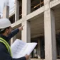 Betonarme binada yükleri taşıyan kolon, kiriş, perde ve döşeme sistemlerinin inşaat görünümü